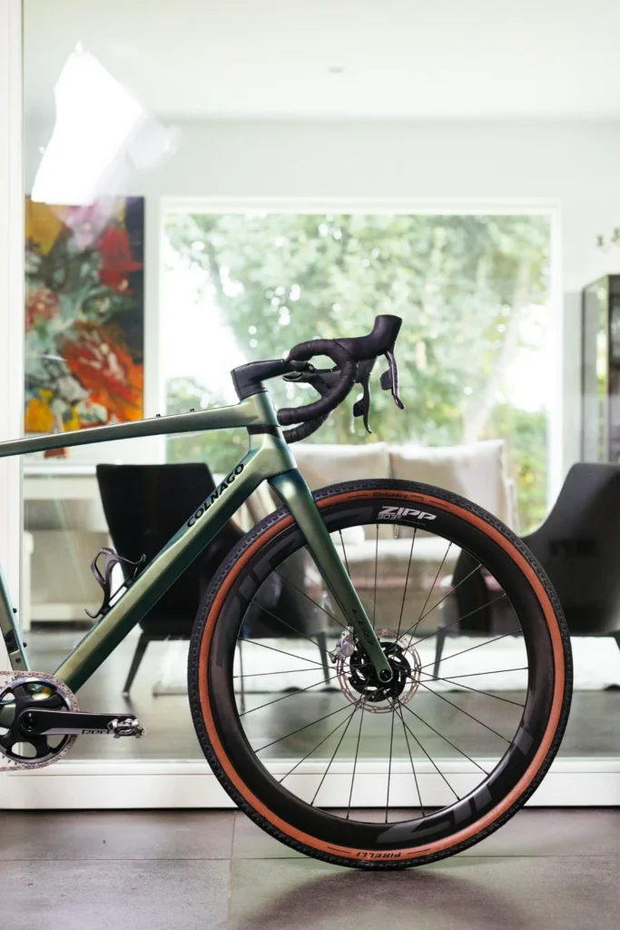 Bicicletta gravel Colnago con ruote Zipp in un salotto moderno